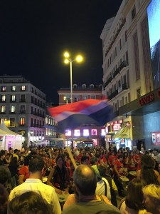 Bandera bisexual ondeando en la Plaza de Callao