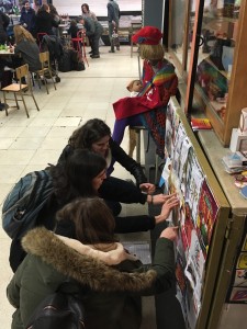 Colocando publicidad por el Día de San Valentín en el Mercado de San Fernando