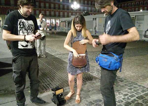 El equipo de Reporteros-360 junto a un voluntario del proyecto en Plaza Mayor